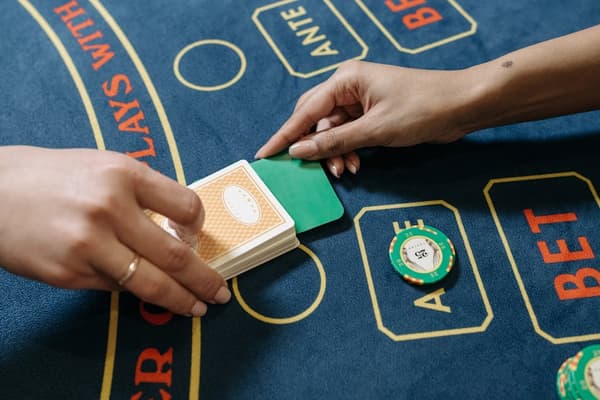 Acey Deucey - 2-8 players